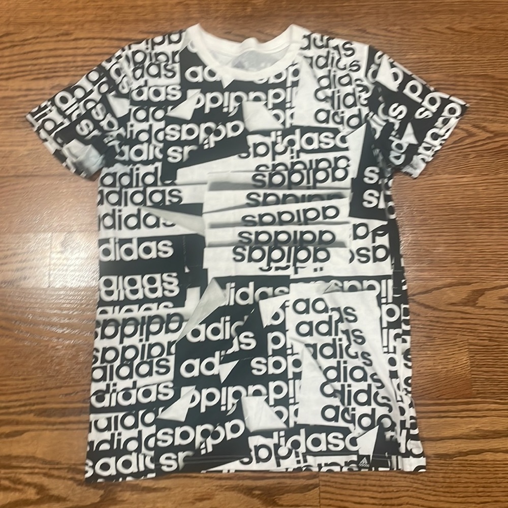 T shirt adidas size 14/16 kids good condition